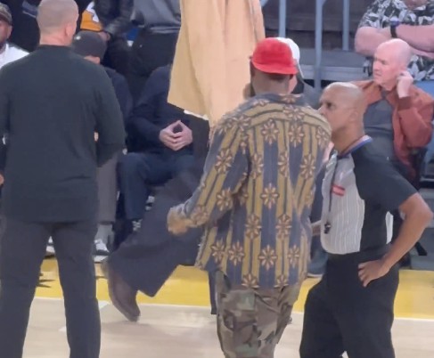 พูดอะไร? เจมส์ลงสนามเพื่อสื่อสารกับกรรมการระหว่างพักครึ่ง