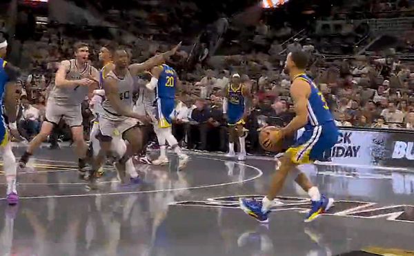 Curry เปลี่ยนเป็นรองเท้าใหม่ในไตรมาสที่สอง แต่ความรู้สึกในการควบคุมบอลของเขายังคงแข็งแกร่ง