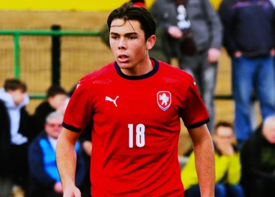 ลูกชายของบุฟฟ่อนซึ่งเป็นตัวแทนของสาธารณรัฐเช็ก U19 ทำแฮตทริกในการแข่งขันชิงแชมป์เยาวชนยุโรปรอบคัดเลือก
